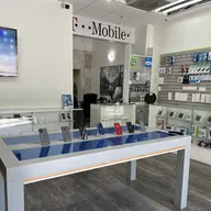 Apple Berry Phone Repair Store / Simple Mobile Retailer