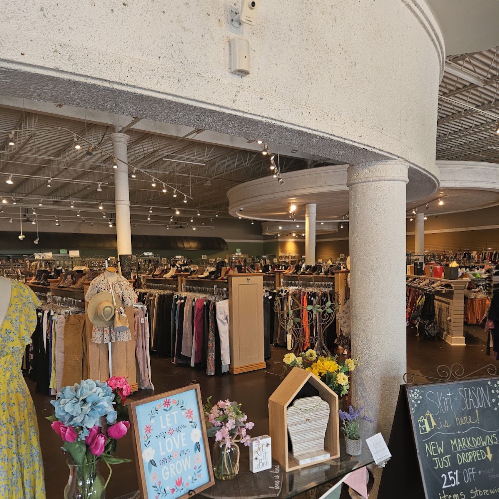 Sandy's Savvy Chic Resale Boutique