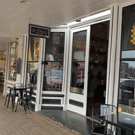 Six Strings Guitar & Lounge
